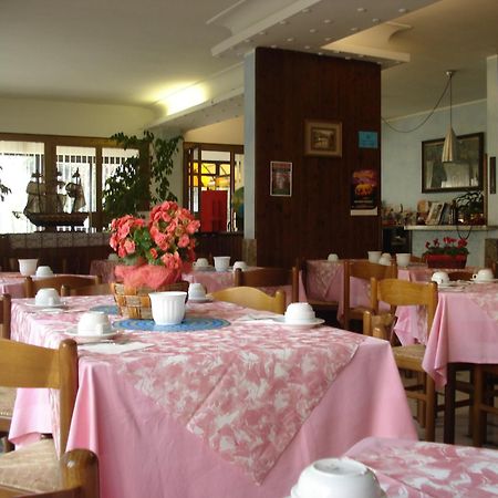 Hotel Primavera Desenzano del Garda Buitenkant foto