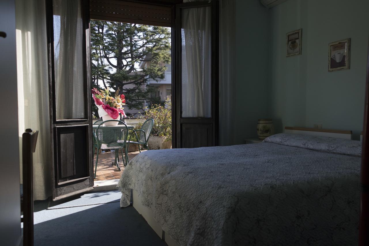 Hotel Primavera Desenzano del Garda Buitenkant foto